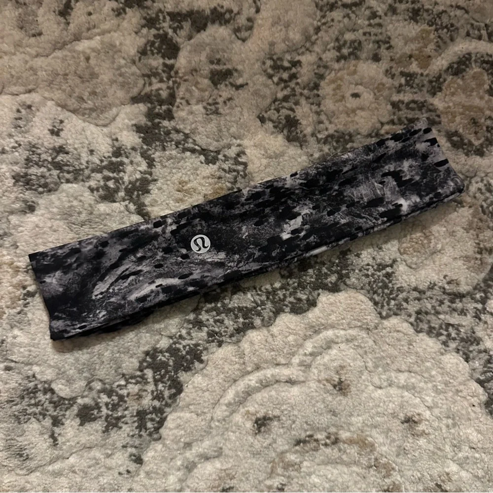 Lululemon fly away tamer headband new